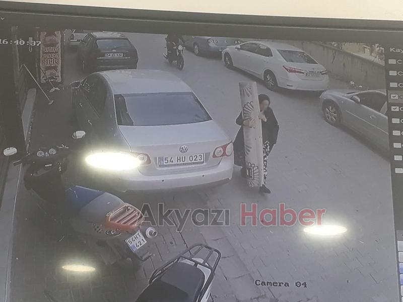 Güpe gündüz halıyı omuzlayıp götürdü