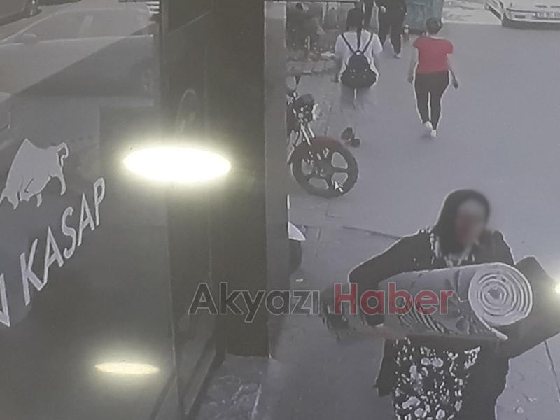 Güpe gündüz halıyı omuzlayıp götürdü