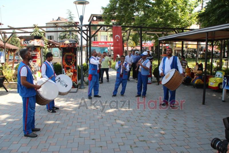 Güreşçiler ve Protokol Üyeleri Davul Zurna Eşliğinde Çarşıyı Gezdi