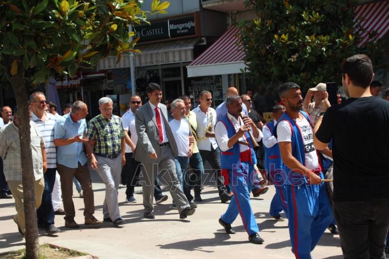Güreşçiler ve Protokol Üyeleri Davul Zurna Eşliğinde Çarşıyı Gezdi