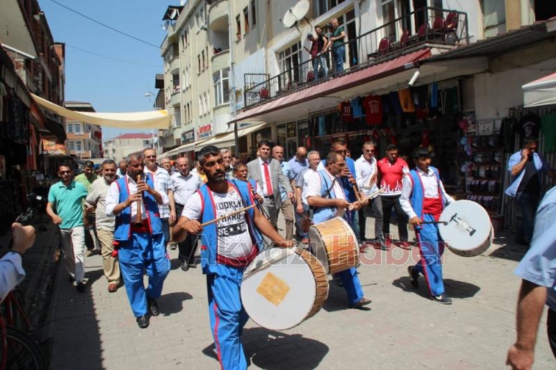 Güreşçiler ve Protokol Üyeleri Davul Zurna Eşliğinde Çarşıyı Gezdi
