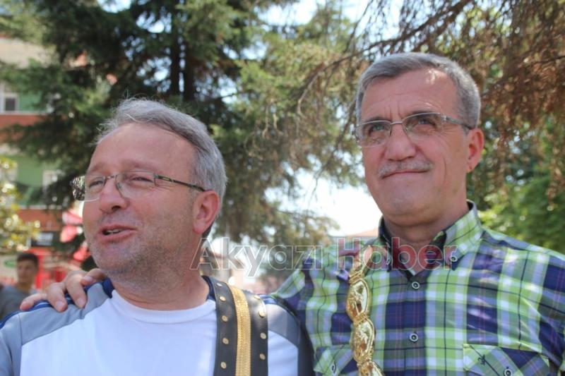 Güreşçiler ve Protokol Üyeleri Davul Zurna Eşliğinde Çarşıyı Gezdi