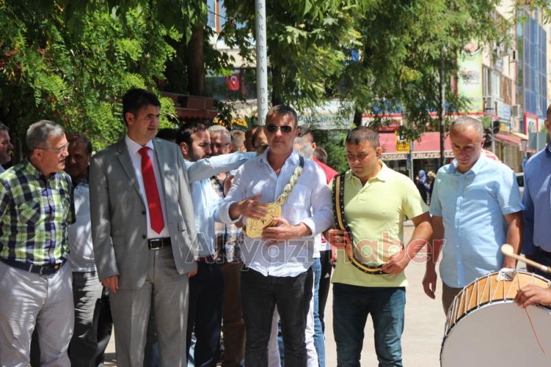 Güreşçiler ve Protokol Üyeleri Davul Zurna Eşliğinde Çarşıyı Gezdi