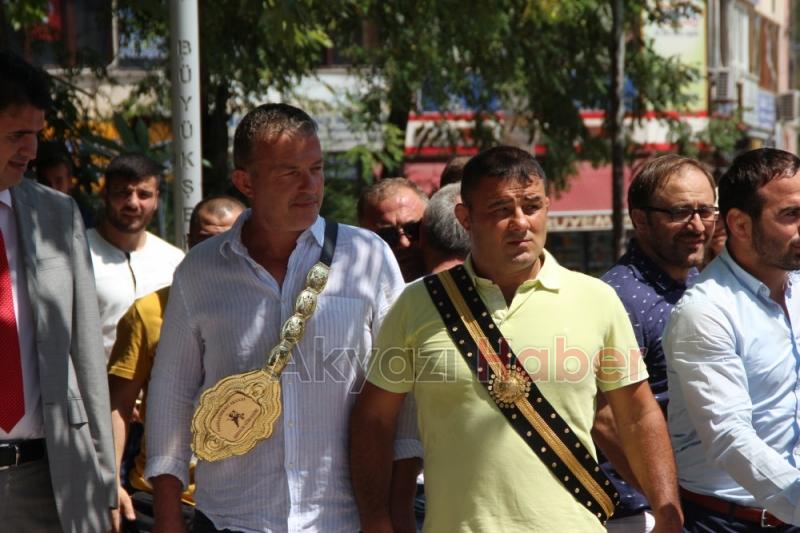 Güreşçiler ve Protokol Üyeleri Davul Zurna Eşliğinde Çarşıyı Gezdi