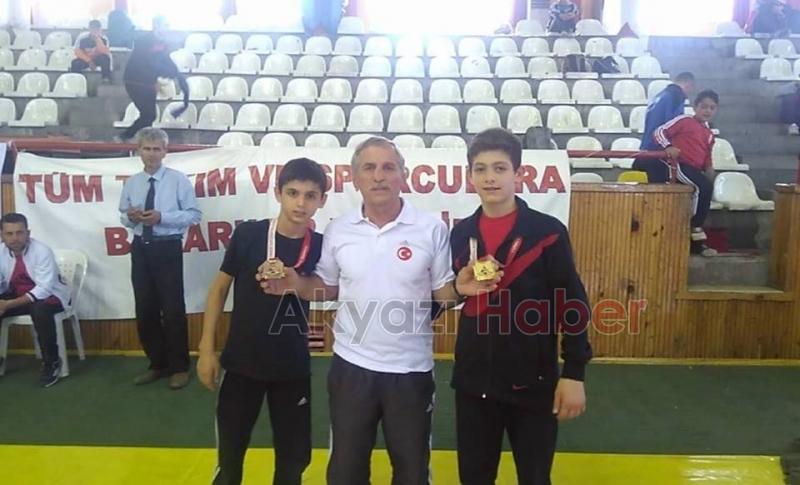 Güreşte Türkiye Şampiyonları Akyazı’dan 