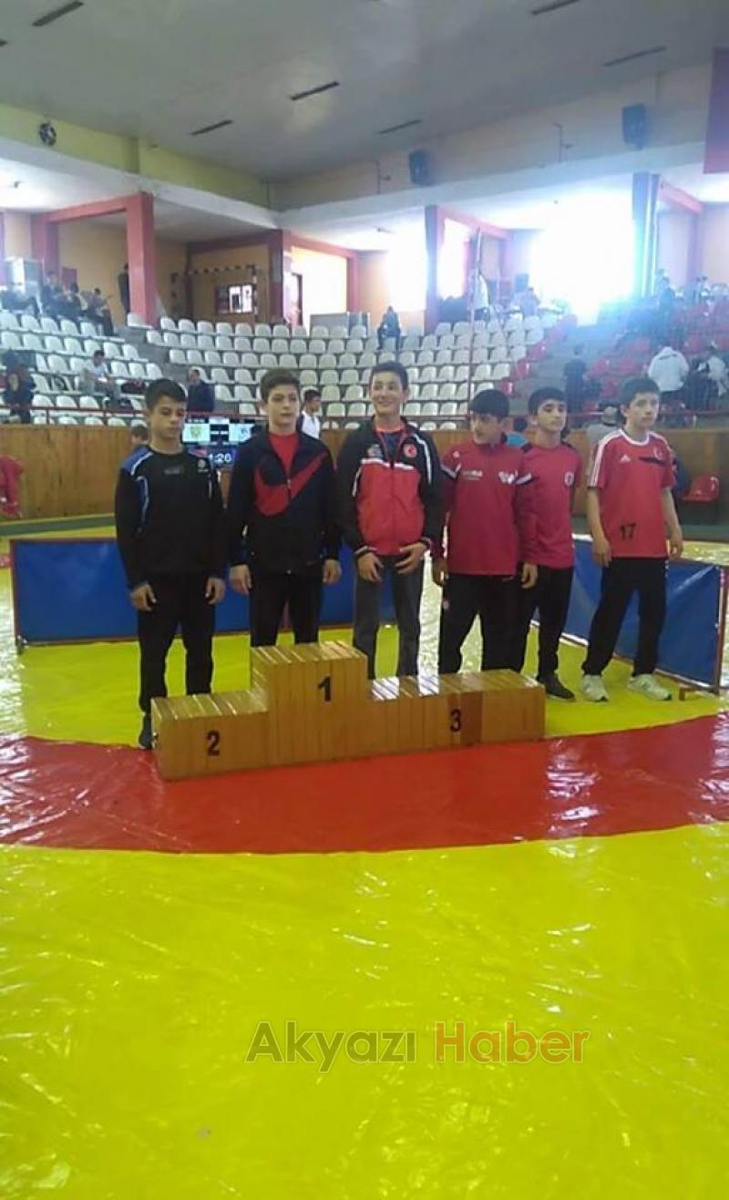 Güreşte Türkiye Şampiyonları Akyazı’dan 