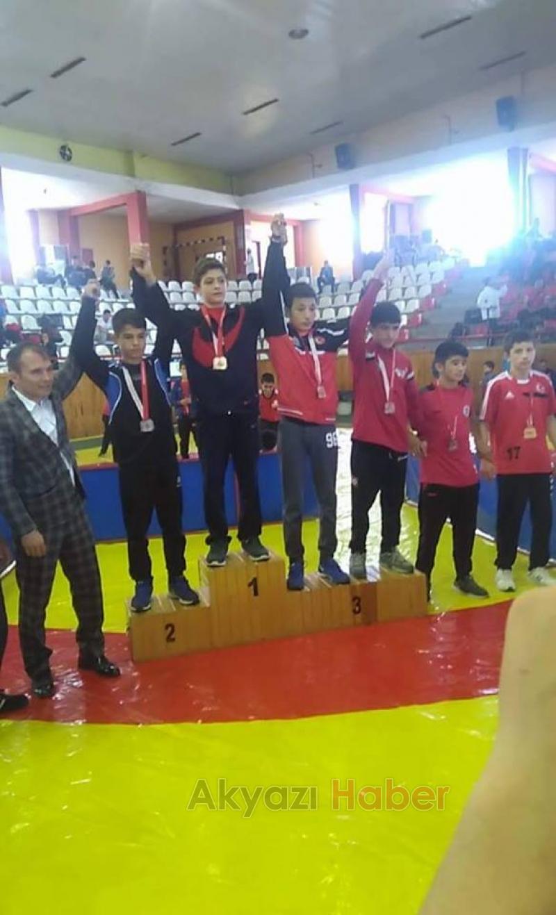 Güreşte Türkiye Şampiyonları Akyazı’dan 