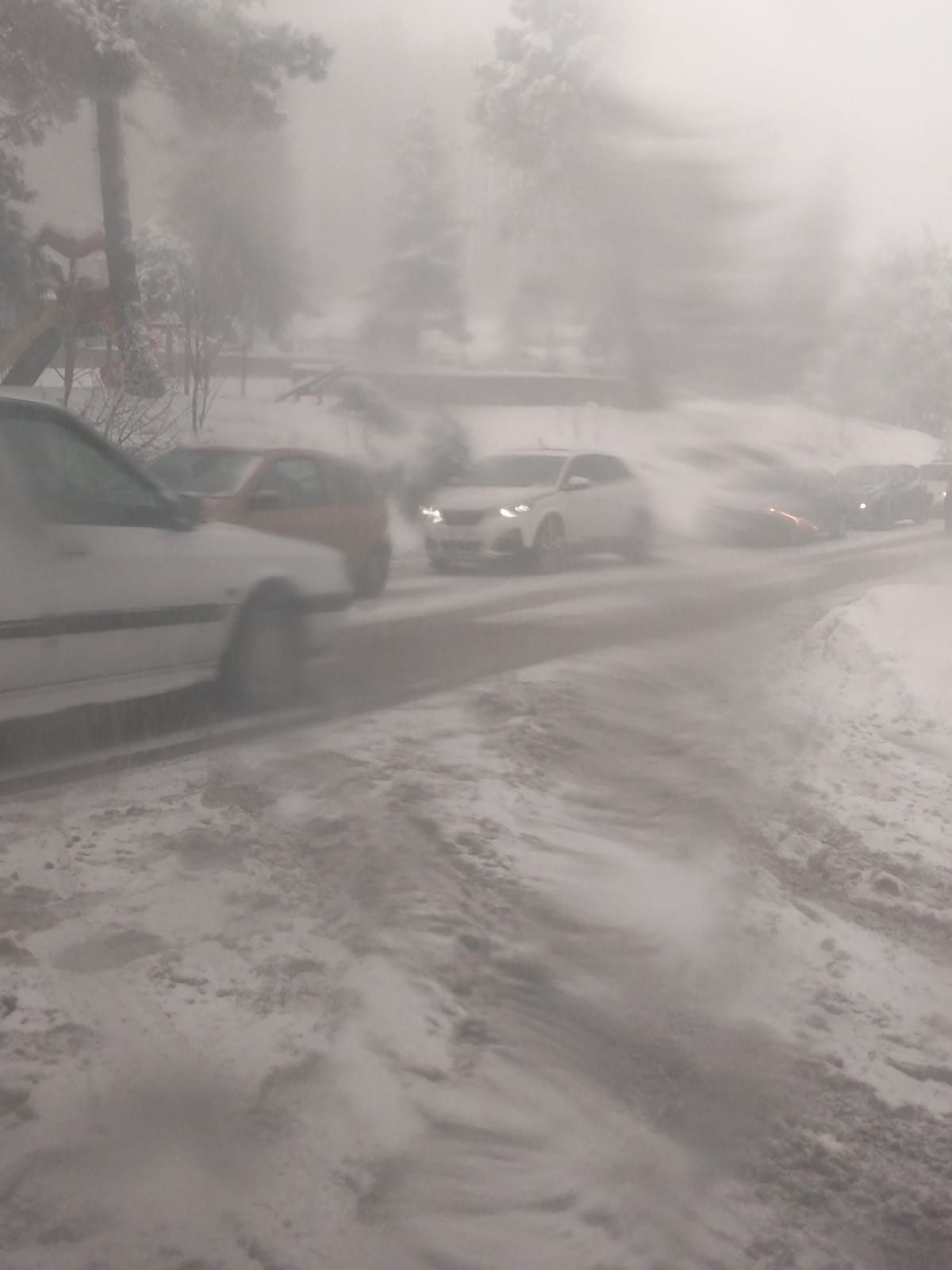 Güzlek’te kızak keyfi, ulaşımda çile