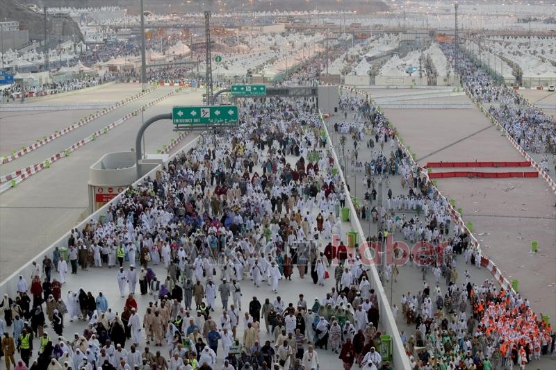  Hacılar Şeytan Taşlamaya Devam Ediyor