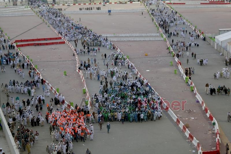  Hacılar Şeytan Taşlamaya Devam Ediyor