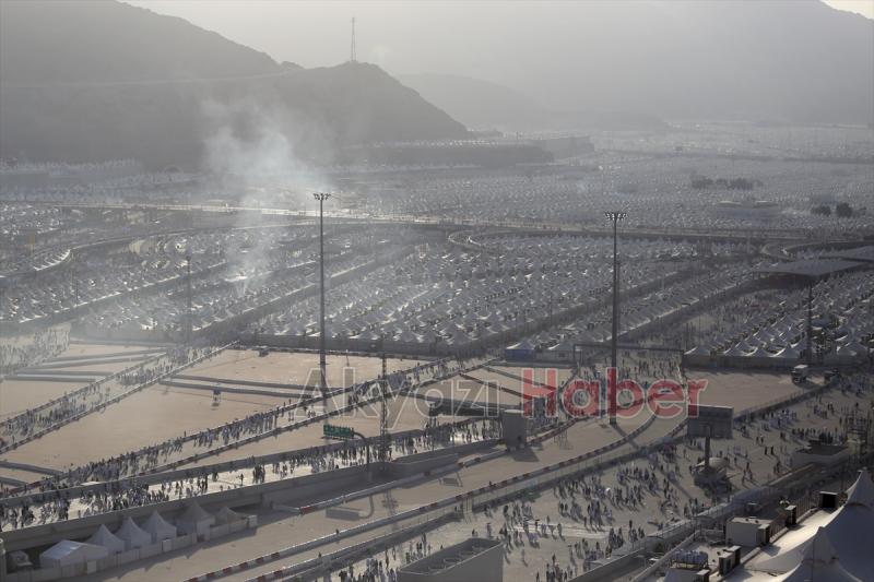  Hacılar Şeytan Taşlamaya Devam Ediyor