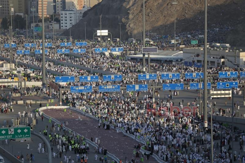  Hacılar Şeytan Taşlamaya Devam Ediyor