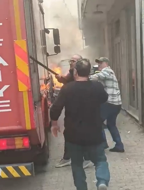 Hafif ticari araç alev alev yandı