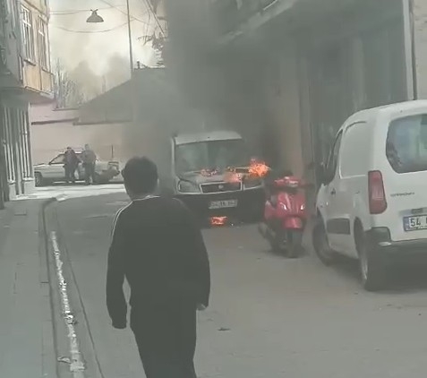 Hafif ticari araç alev alev yandı