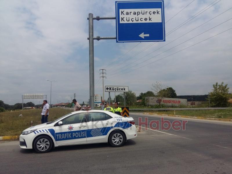 HAFİF TİCARİ ARAÇ MOTOSİKLETE VURDU KAÇTI