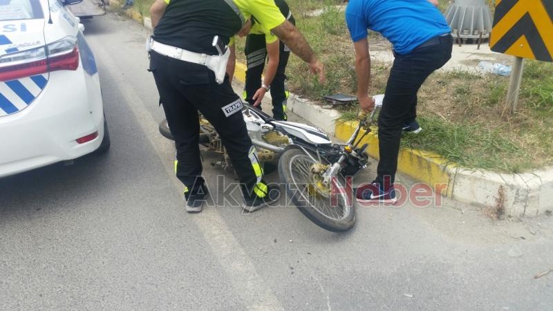 HAFİF TİCARİ ARAÇ MOTOSİKLETE VURDU KAÇTI