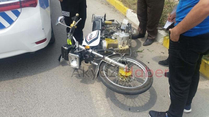 HAFİF TİCARİ ARAÇ MOTOSİKLETE VURDU KAÇTI