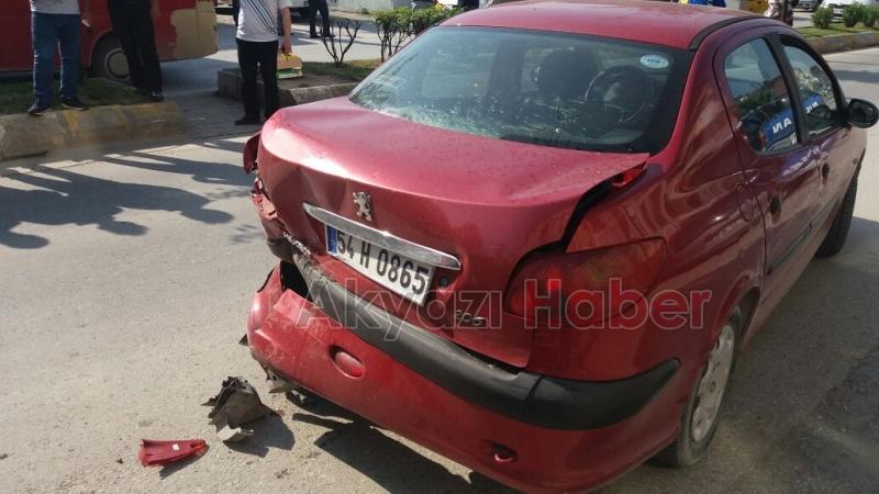  Hafif Ticari Araç Park Halindeki 2 Otomobile Çarptı 2 Yaralı