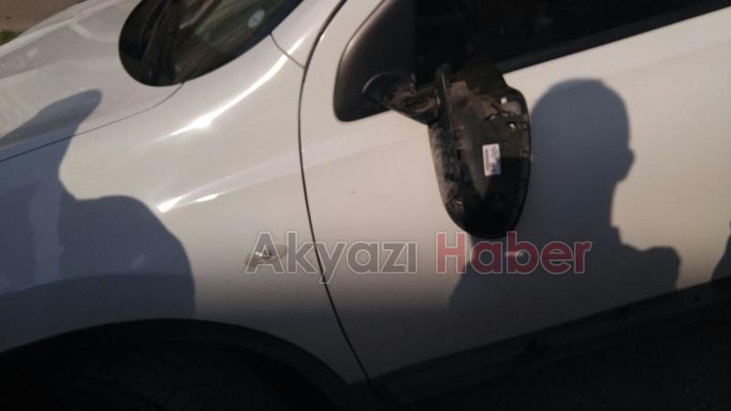  Hafif Ticari Araç Park Halindeki 2 Otomobile Çarptı 2 Yaralı