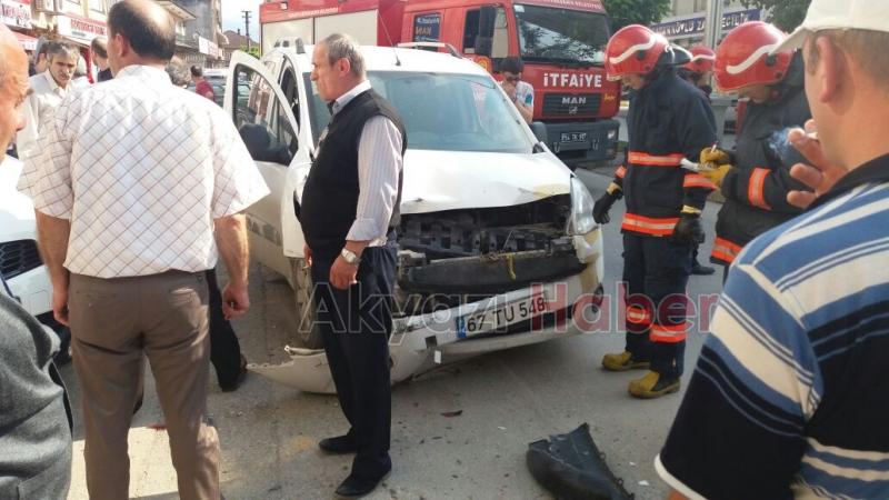  Hafif Ticari Araç Park Halindeki 2 Otomobile Çarptı 2 Yaralı