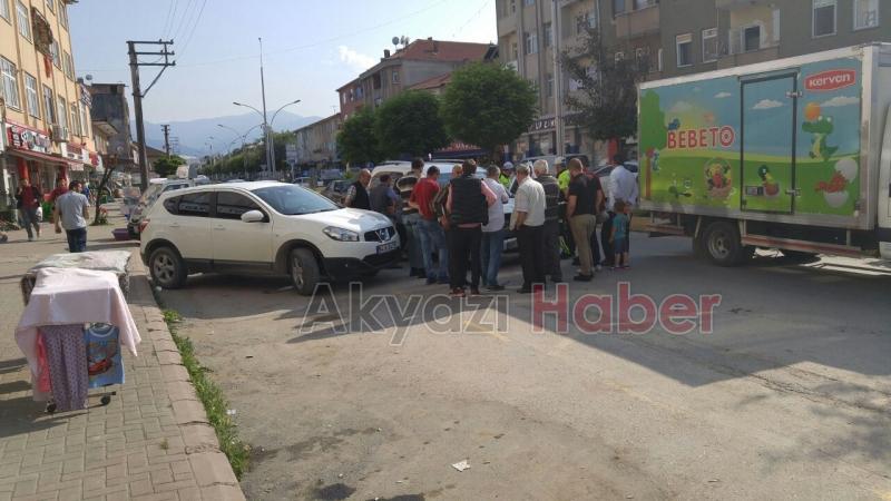  Hafif Ticari Araç Park Halindeki 2 Otomobile Çarptı 2 Yaralı