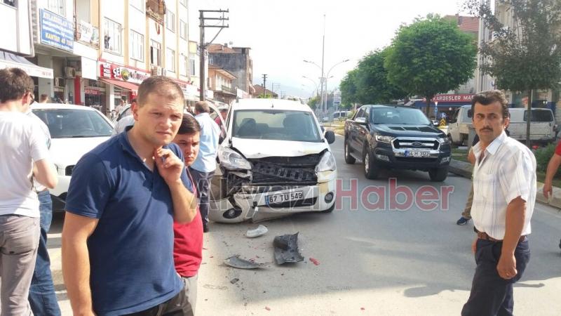  Hafif Ticari Araç Park Halindeki 2 Otomobile Çarptı 2 Yaralı