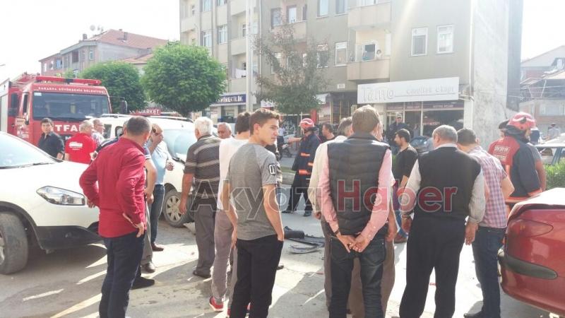  Hafif Ticari Araç Park Halindeki 2 Otomobile Çarptı 2 Yaralı