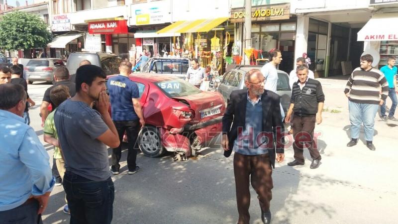  Hafif Ticari Araç Park Halindeki 2 Otomobile Çarptı 2 Yaralı