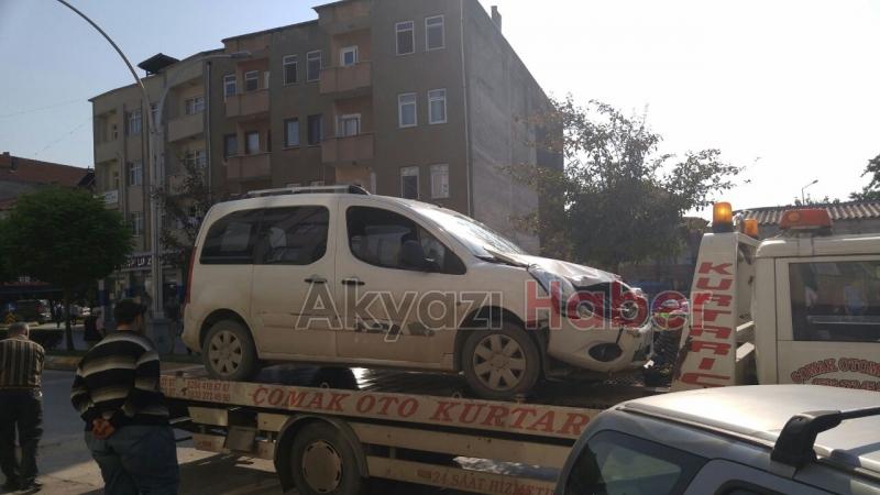  Hafif Ticari Araç Park Halindeki 2 Otomobile Çarptı 2 Yaralı
