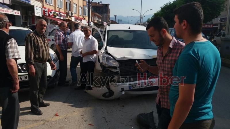  Hafif Ticari Araç Park Halindeki 2 Otomobile Çarptı 2 Yaralı
