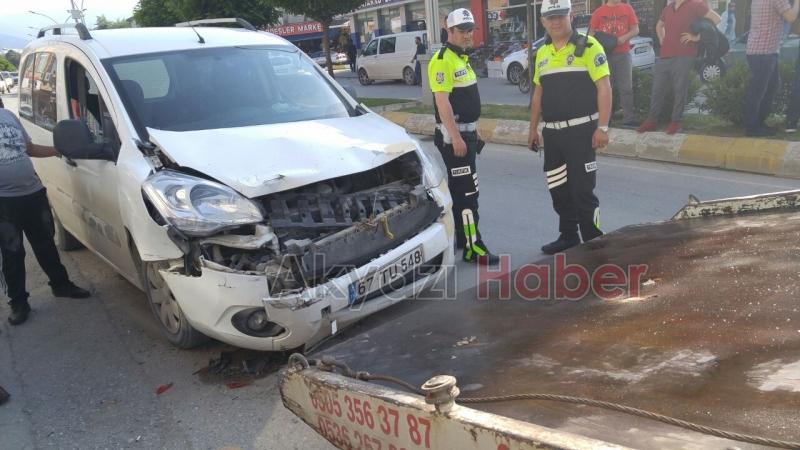  Hafif Ticari Araç Park Halindeki 2 Otomobile Çarptı 2 Yaralı