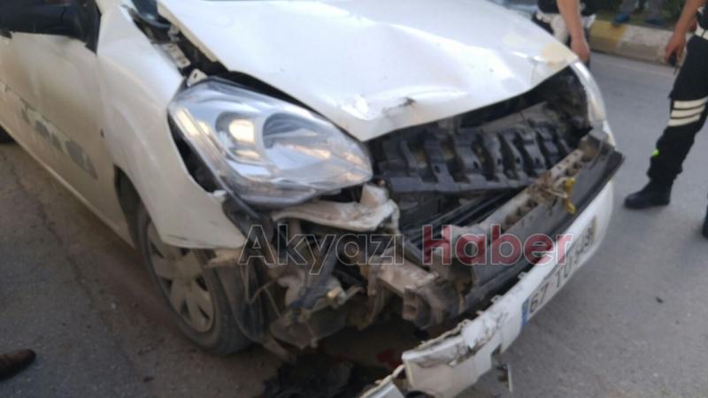  Hafif Ticari Araç Park Halindeki 2 Otomobile Çarptı 2 Yaralı