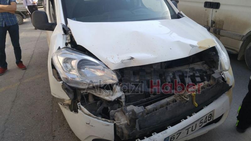  Hafif Ticari Araç Park Halindeki 2 Otomobile Çarptı 2 Yaralı