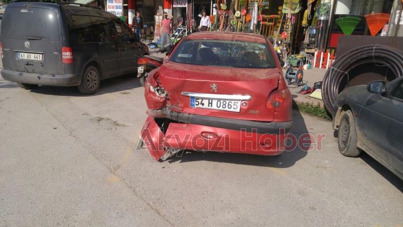  Hafif Ticari Araç Park Halindeki 2 Otomobile Çarptı 2 Yaralı