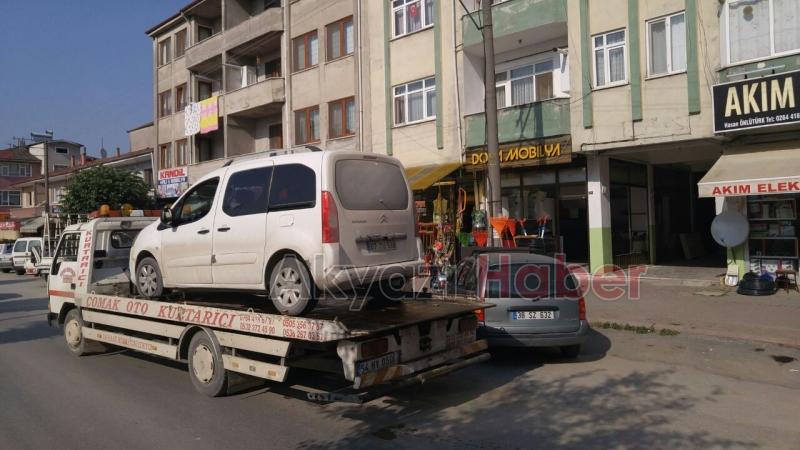  Hafif Ticari Araç Park Halindeki 2 Otomobile Çarptı 2 Yaralı