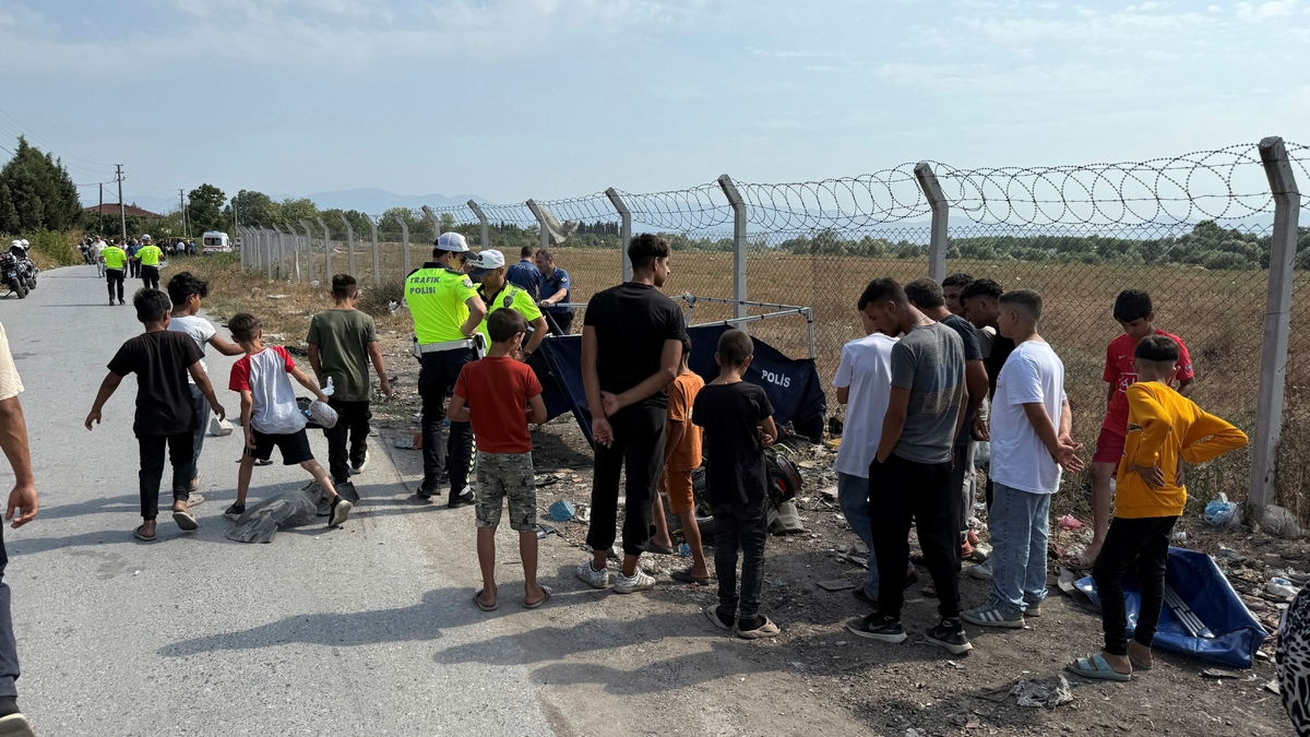 Hafif ticari araçla çarpışan motosikletli öldü