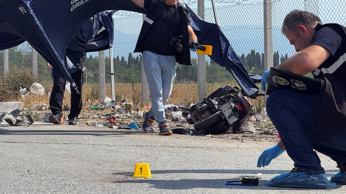 Hafif ticari araçla çarpışan motosikletli öldü