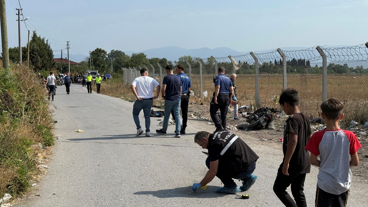 Hafif ticari araçla çarpışan motosikletli öldü