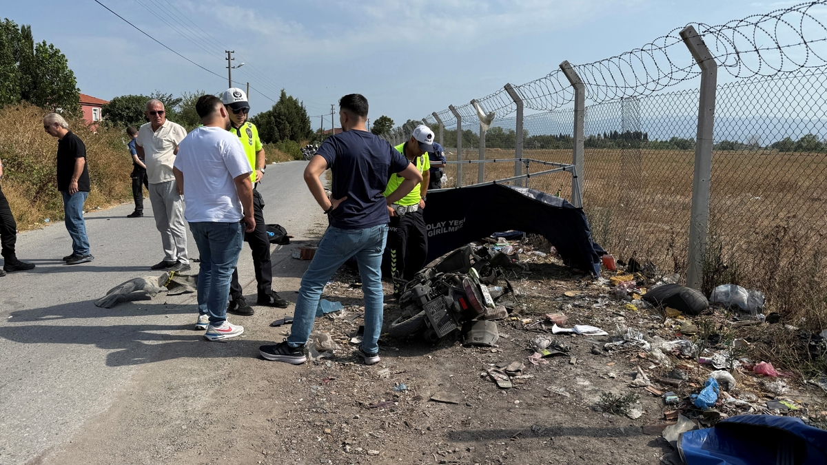 Hafif ticari araçla çarpışan motosikletli öldü