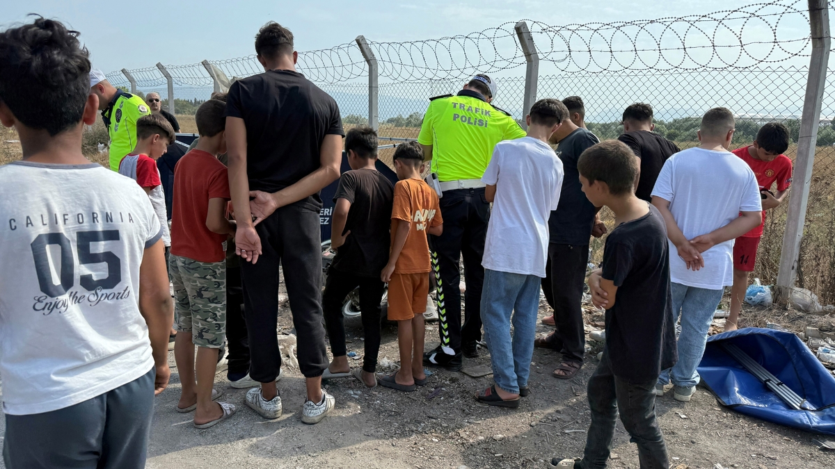 Hafif ticari araçla çarpışan motosikletli öldü