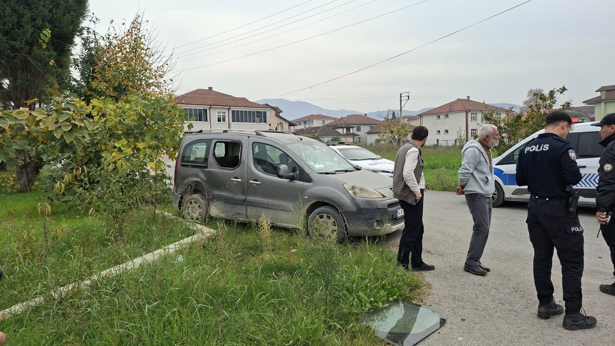 Hafif ticari ile otomobil çarpıştı: 1 Yaralı