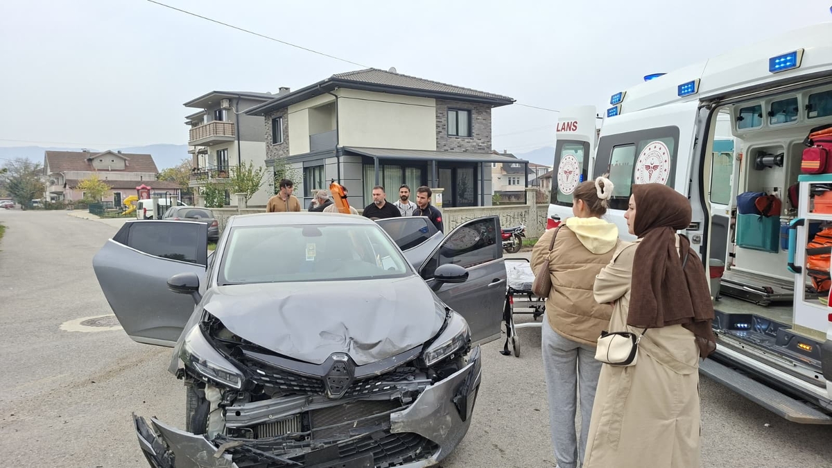 Hafif ticari ile otomobil çarpıştı: 1 Yaralı