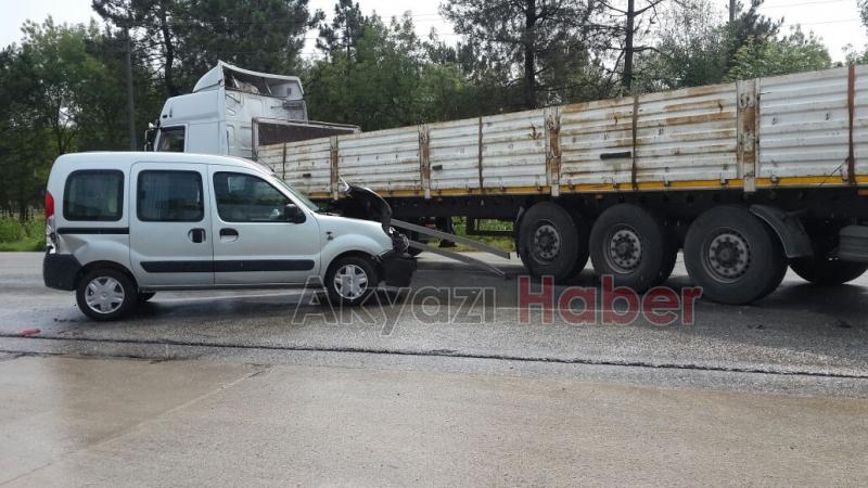 Hafif Ticari Otomobil Tır’a Çarptı 2 Yaralı 