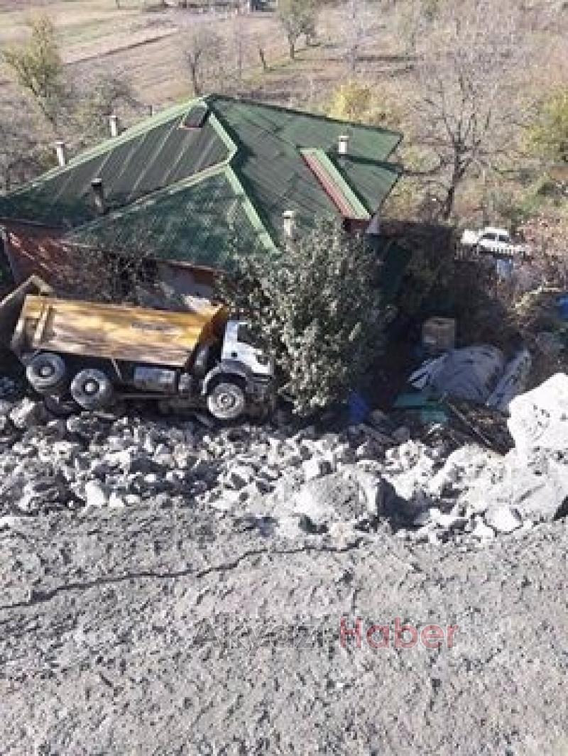 Hafriyat kamyonu eve girdi 