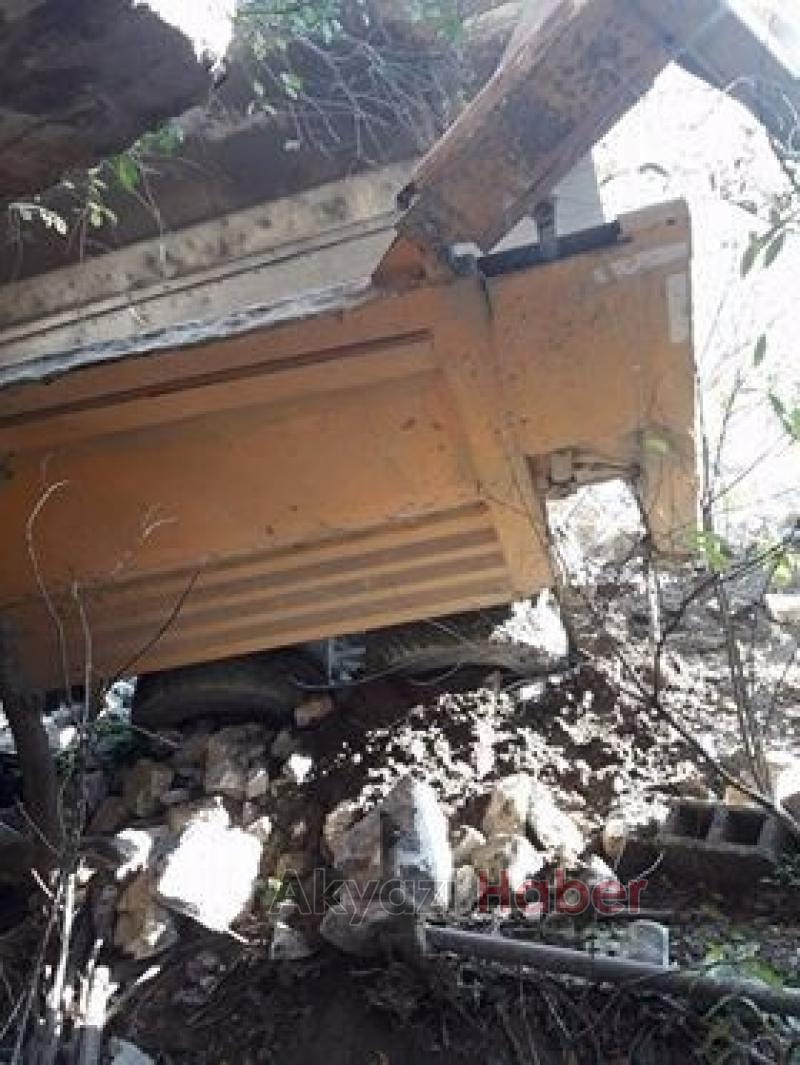 Hafriyat kamyonu eve girdi 