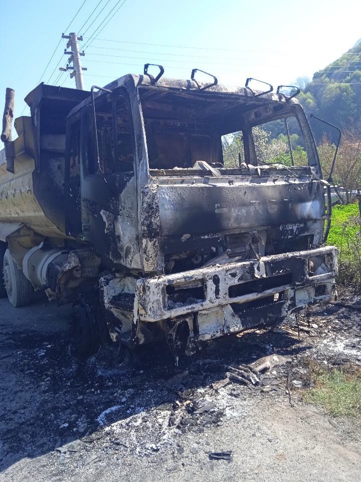 Hafriyat kamyonu yandı