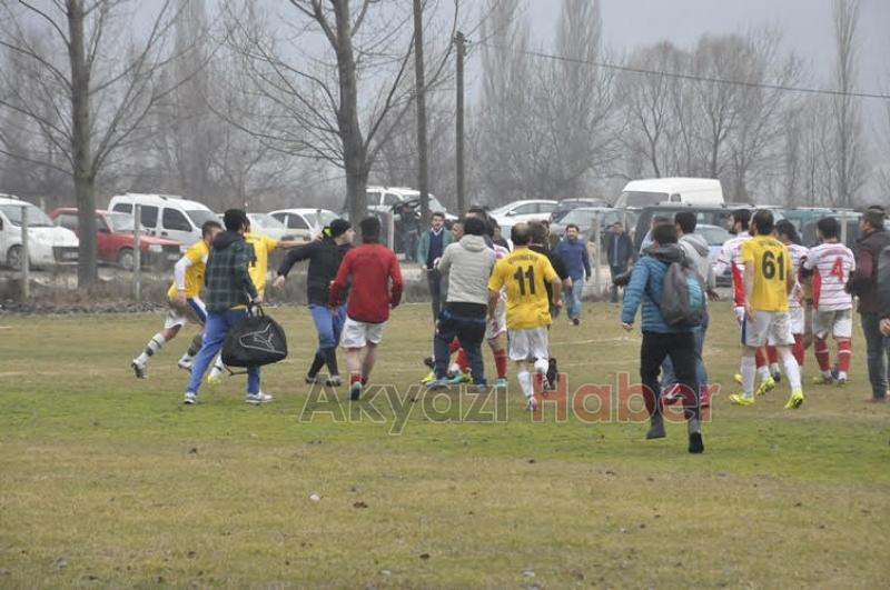 Hakeme Saldırdılar Maç Yarıda Kaldı