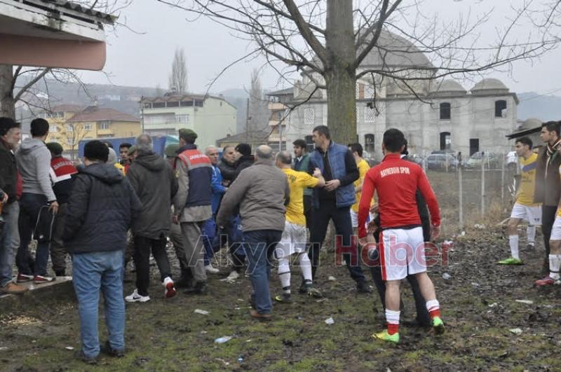 Hakeme Saldırdılar Maç Yarıda Kaldı