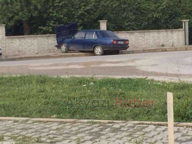 Hakimiyetini Kaybeden Otomobil Duvara Çarptı