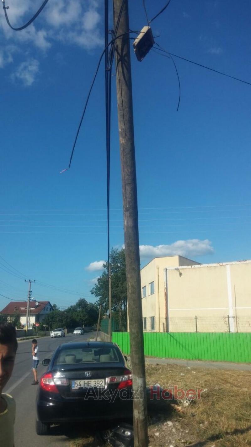 Hakimiyetini Kaybeden Otomobil Sürücüsü Direğe Çarptı